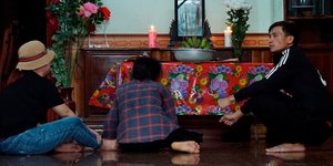 Η μητέρα (κέντρο) και άλλοι συγγενείς του Μπούι Τι Νουνγκ φοβούνται ότι περιλαμβάνεται μεταξύ των θυμάτων της τραγωδίας του Εσσεξ