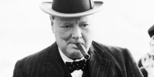 Ουίνστον Τσόρτσιλ με πούρο στο στόμα 