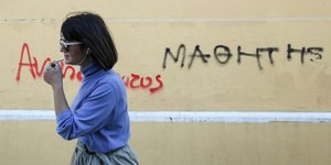 Χαμός με τα τηλεφωνήματα στην ΑΑΔΕ / Η εικόνα από γυναίκα που περπατά στην Αθήνα