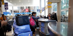 Επιβάτες κάνουν check in σε αεροδρόμιο