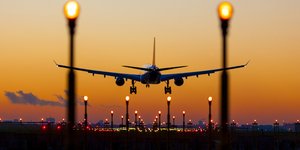 Αεροπλάνο προσγειώνεται στο ηλιοβασίλεμα