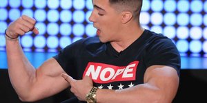 αντρας δειχνει ποντίκια 