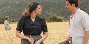 Αγριες Μέλισσες, η Ελένη στο χωράφι