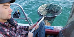 Μια αγριόγατα στην απόχη Αμερικανού ψαρά σε λίμνη της Μοντάνα