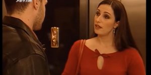 Η Ζωή Ναλμπάντη σε σκηνή από την σειρά