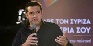 Ο Αλέξης Τσίπρας μιλάει στο μικρόφωνο