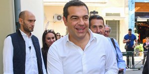 Αλέξης Τσίπρας περπατάει 