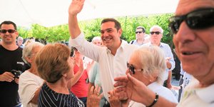Αλέξης Τσιπρας χαιρετα με ασπρο πουκάμισο