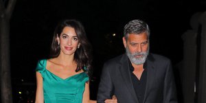 Η Αμάλ Κλούνεϊ πιάνει αγκαζέ τον Τζορτζ Κλούνεϊ