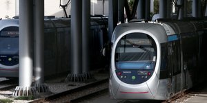 Συρμός του τραμ εξέρχεται από το αμαξοστάσιο