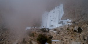Η Μονή της Παναγίας της Χοζοβιώτισσας στην Αμοργό τυλιγμένη με πέπλο ομίχλης