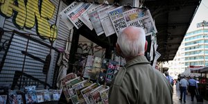 Ανδρας διαβάζει εφημερίδες