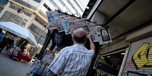 Ανδρας διαβάζει εφημερίδες
