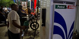 Ανδρας βάζει πετρέλαιο