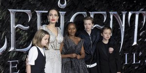 H Αντζελίνα Τζολί στο κόκκινο χαλί με τα τέσσερα παιδιά της