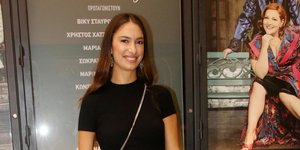 H Αννα Πρέλεβιτς με κίτρινα πέδιλα και παγιετέ παντελόνι με μαύρη μπλούζα 