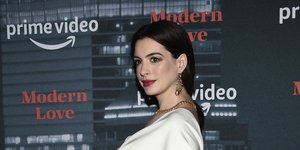 Η Αν Χάθαγουεϊ ποζάρει στον φακό