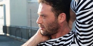 Αντίνοος Αλμπάνης με ριγέ
