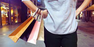 αντρας με χαρτινες τσαντες