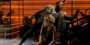 O πρωταγωνιστης παίρνει κινητό από το κοινό 