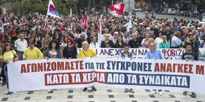 Απεργοί κρατούν πανό