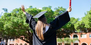 απόφοιτη πλάτη με πτυχίο 