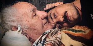 Ο ηθοποιός Αργύρης Πανταζάρας στην αγκαλιά του παππού του, Αργύρη