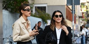 γυναικες με κινητο και γυαλια