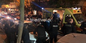 Αστυνομικοί και ασθενοφόρο σε σημείο επίθεσης στη Θεσσαλονίκη