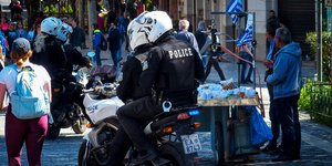 Αστυνομικοί σε μηχανή