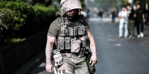 Αστυνομικός μετά τις μάχες με τους κουκουλοφόρους έξω από την ΑΣΟΕΕ