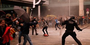 Αστυνομικός επιτίθεται σε διαδηλωτές στη Βαρκελώνη