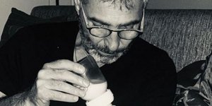 Ο Θοδωρής Αθερίδης αγκαλιά με τον εγγονό του