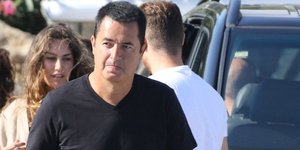 Ο Ατζούν Ιλιτζαλί με μαύρη μπλούζα