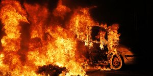 Εικόνες πολέμου στην Καταλονία με διαδηλωτές να πυρπολούν οχήματα