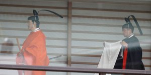 Ο Ιάπωνας αυτοκράτορας στην τελετή ενθρόνισής του στο Τόκιο