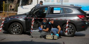 άνδρες της ΕΛΑΣ μαζεύουν τους κάλυκες