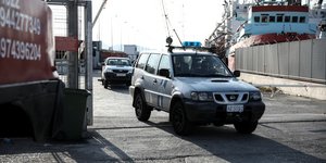 Αυτοκίνητο του λιμενικού στη Δραπετσώνα