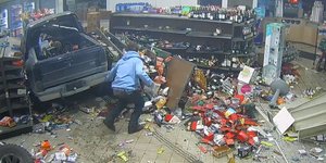 Αυτοκίνητο σε μαγαζί