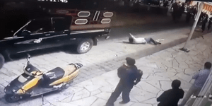 Αυτοκίνητο σέρνει άνθρωπο