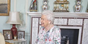 Η βασίλισσα Ελισάβετ με φλοράλ φόρεμα