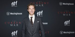 O Μπένεντικτ Κάμπερμπατς με καφέ γραβάτα και κοστούμι με γιλέκο