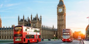 το big ben και κόκκινα λεωφορεία στη Μεγάλη Βρετανία