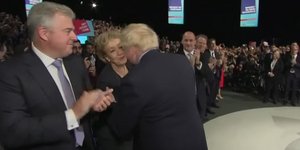 Ο Μπόρις Τζόνσον φιλάει την Αντρεα Λίντσομ