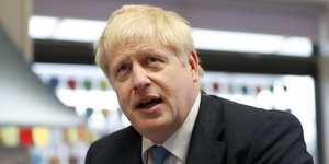 Ο Μπόρις Τζόνσον με γαλάζια γραβάτα