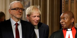 Ο Μπόρις Τζόνσον χαμογελά δίπλα στον Τζέρεμι Κόρμπιν και έναν δικαστικό