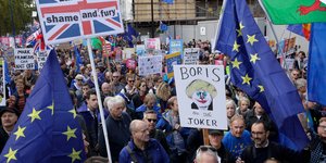 Εκατοντάδες χιλιάδες Βρετανοί διαδήλωσαν για το Brexit έξω από το κοινοβούλιο