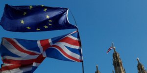Οι σημαίες της ΕΕ και της Μεγάλης Βρετανίας