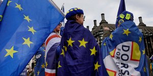 Διαδηλωτές υπέρ και κατά του Brexit έξω από το βρετανικό κοινοβούλιο