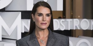 Η Μπρουκ Σιλντς με σακάκι και διαμαντένιους σταυρούς